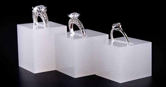 White-Acrylic-Slotted-Block-Jewelry-Hand-Ring-Holder-XH34-3